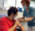 Andalucía amplía la vacuna a personas de 52 y 53 años y comienza a ponerse la segunda dosis de AstraZeneca