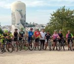 Mujeres de Montemayor aprenden a montar en bicicleta gracias a la creación de una Escuela Femenina de Ciclismo