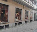 La corredera se convierte en una galería de arte con reproducciones de cuadros de José Garnelo y fotografías del Unicornio