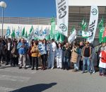 Trabajadores, pensionistas y políticos se concentran en el Hospital de Montilla por el grave estado de las salas de Rayos