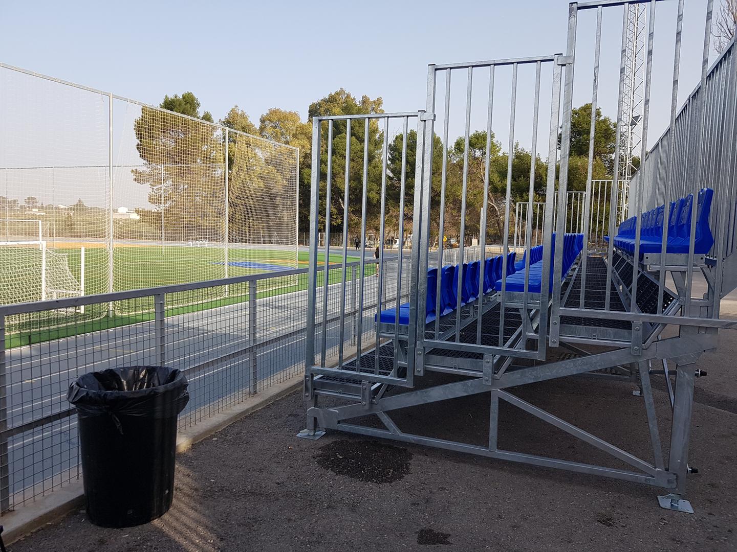 El Ayuntamiento instala gradas portátiles en la pista de atletismo y ...