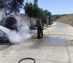 Policía y bomberos sofocan un fuego iniciado en un coche en circulación
