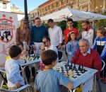 Gran acogida de “Siéntate y Juega” actividad de ajedrez en la calle de la Asociación “El Centro”