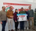 CordoClicks entrega un cheque de 2.200 euros a Amfimo, recaudados en el Belén Solidario de Playmobil