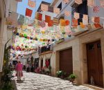 Flores y banderitas llenan de color y de fiesta las calles del Barrio de la Cruz de Montilla