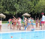 Una fiesta escolar abre las piscinas del polideportivo