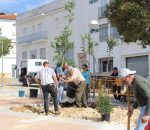 Ayuntamiento y vecinos y reforestan la plaza anexa a Núñez de Prado con treinta nuevos árboles