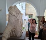 La profesora Matilde Bugella analiza la escultura romana “Thoracata” en el Museo Arqueológico de Córdoba