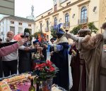 Los Reyes Magos inauguran y cortan el primer trozo del Roscón Gigante de la Humildad