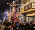 Entre dulzura y silencio, las costaleras elevan al Cristo del Perdón