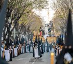El Descendimiento emociona en su primera visita al barrio del Gran Capitán