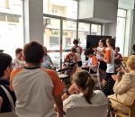 Reportaje | Alumnado de San Luis acerca la tecnología y la compañía a los mayores de Sidemon