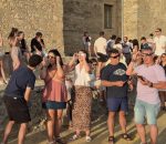 Numerosas personas disfrutan del histórico eclipse solar desde el Castillo de Montilla