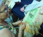 Un centenar de artesanas reivindican el ganchillo, el macramé y los bolillos en El Llano del Espinar